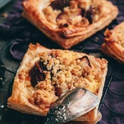 Rezept für ein einfaches Blätterteiggebäck. Pflaumen mit einer feinen Quarkcreme und knusprigen Streuseln - unwiderstehlich lecker und schnell für die Gäste gebacken!